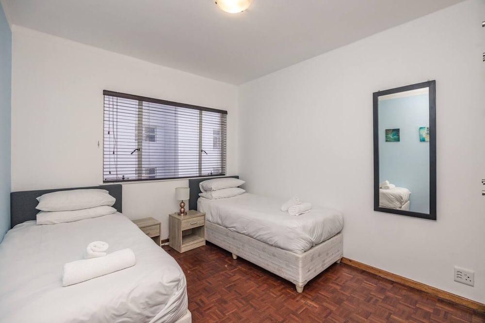 Centrally Located 2 Bedroom Apartment in Cape Town view 3