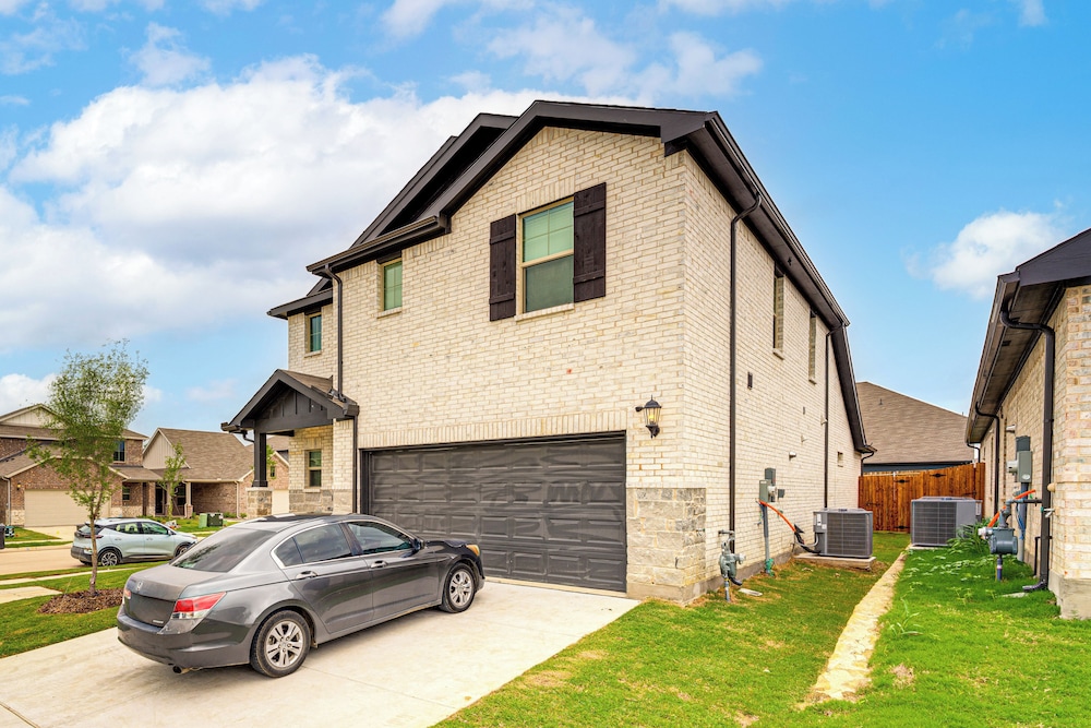 Pool Access: Modern Retreat in Lowry Crossing!