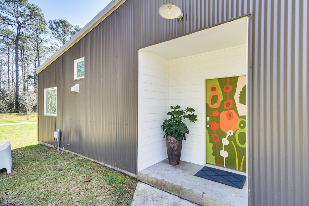 Porch w/ Swing & Kayaks: Rural Mississippi Retreat