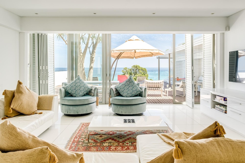Villa Bleu Blanc in Camps Bay With Pool and Views