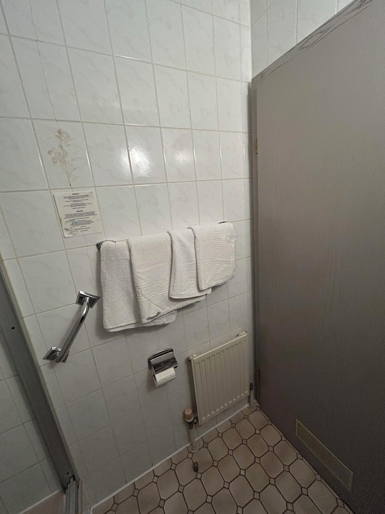 2-Rent Group Hostel Rooms AUB162