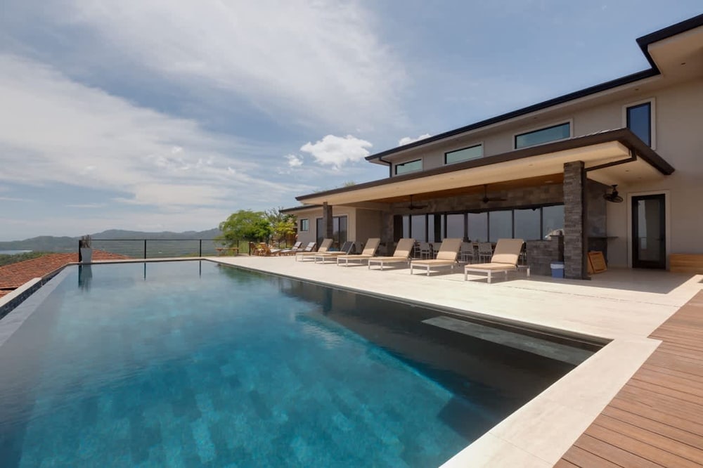 w Breathtaking 9BR Villa in Costa Rica