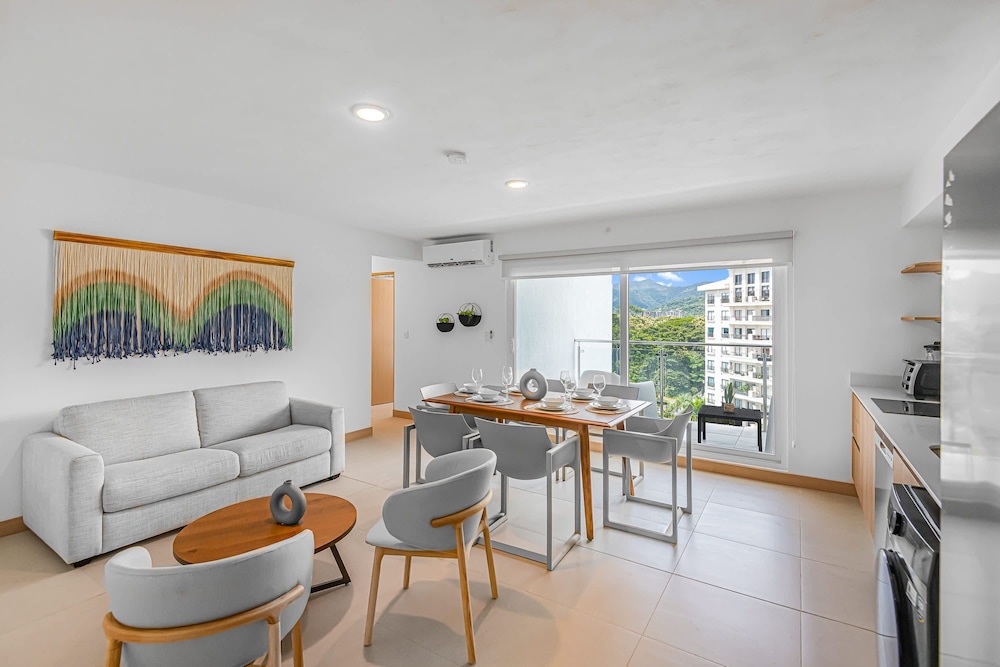 Upstay - Brand New Condo w Pool - 5 Mins to Beach