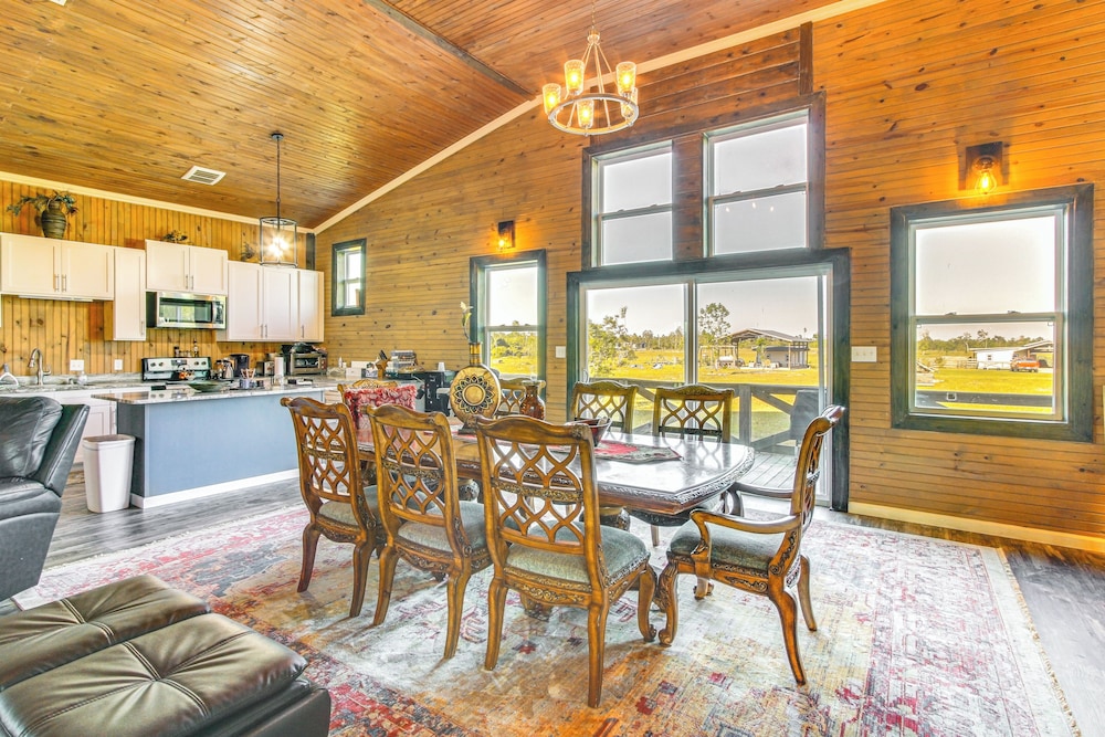 Outdoor Entertainment Area: Fountain Family Home!