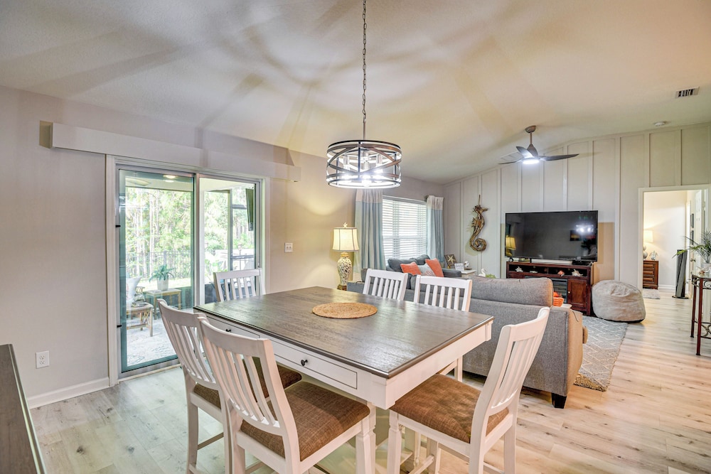 10 Mi to Ocean: Home w/ Lanai in Ormond Beach!