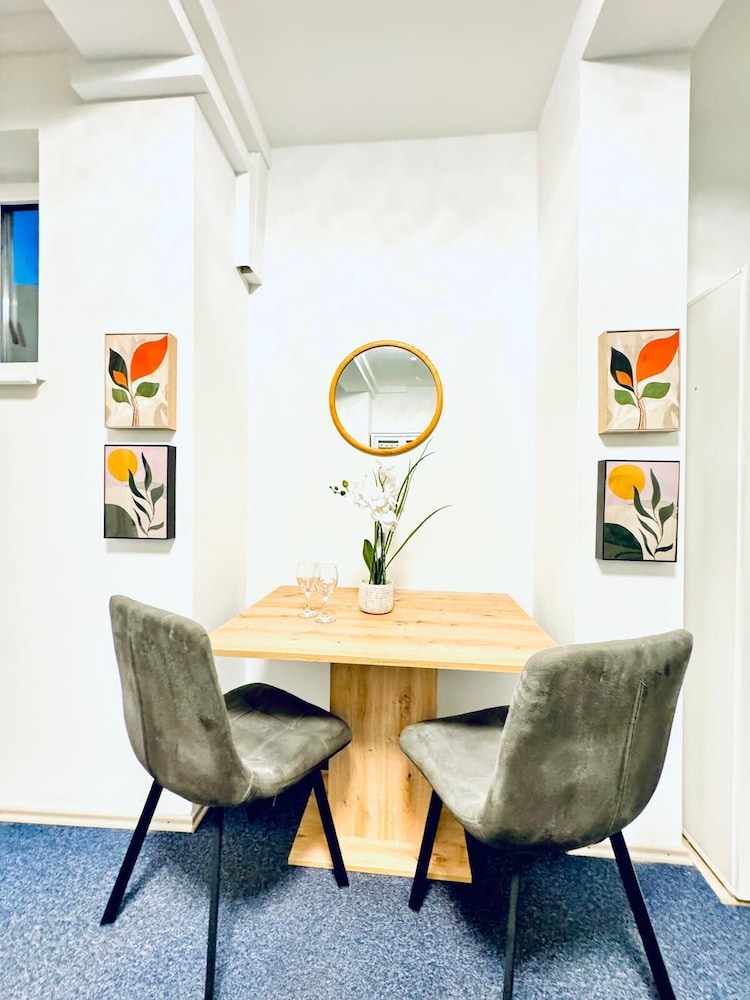 Spacious 7BR Apartment Prime Location