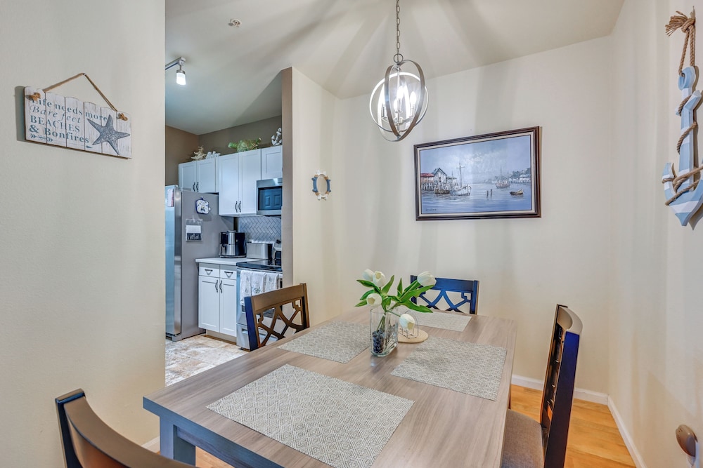 4 Mi to Clearwater Beach: Apt w/ Community Pool!