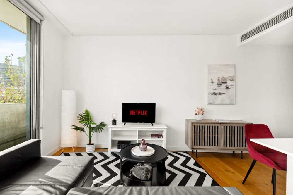 Central Modern 1 Bedroom With Air-con Balcony