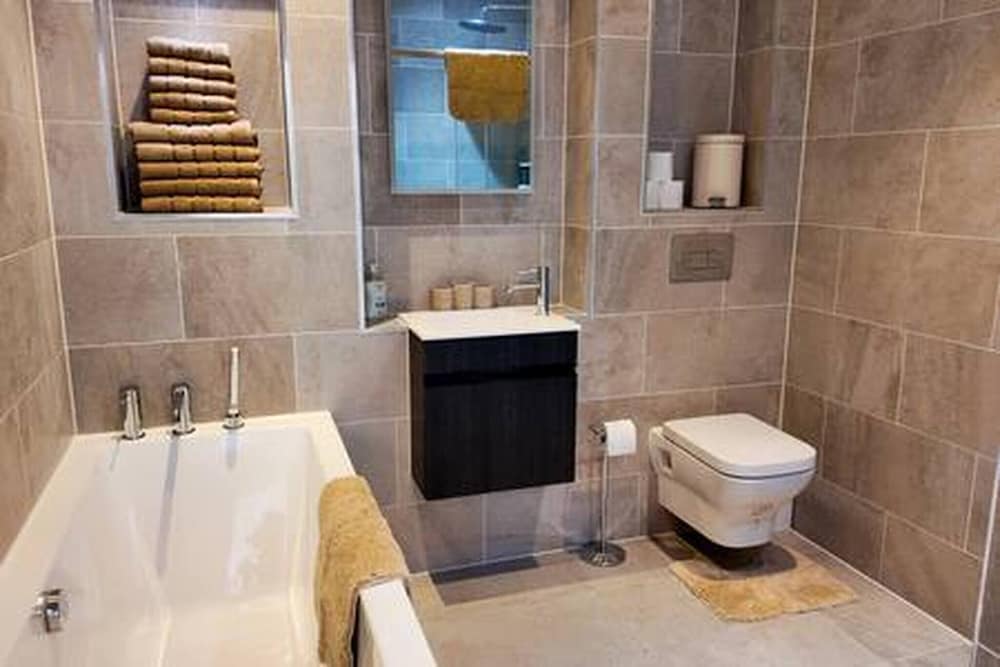 Stratford 4 BR Family Mansion With Pool, Gym & BBQ, Photo 27