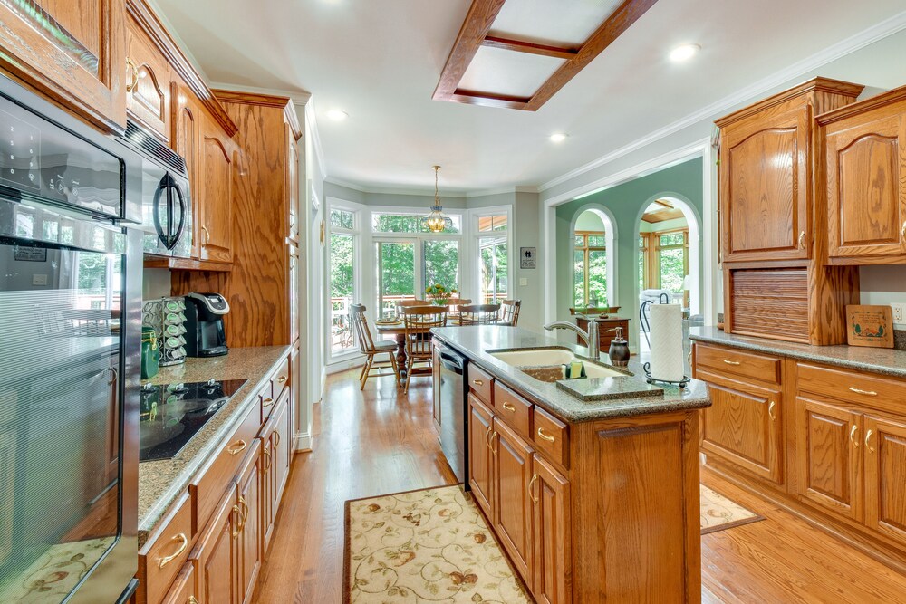 Anderson Vacations - Lakefront Hartwell Retreat w/ Gas Grill  Deck! - Property Image 3