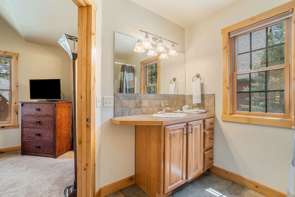 Solitude Bobcat 5- Estes Park 2 Bedroom Condo by RedAwning - Property Image 7