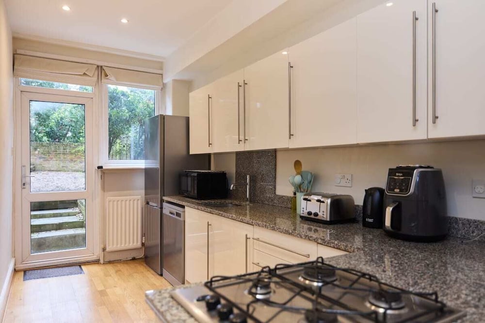 The West Kensington Hideout - Cozy 2bdr Flat With Garden