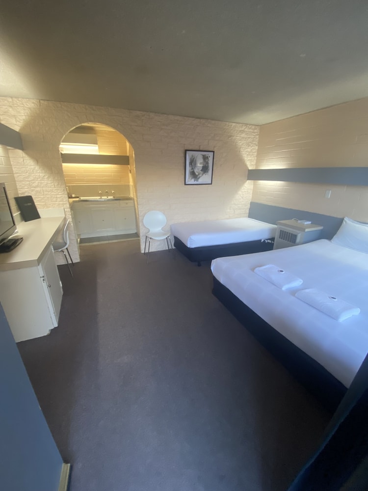 Mahogany Motel