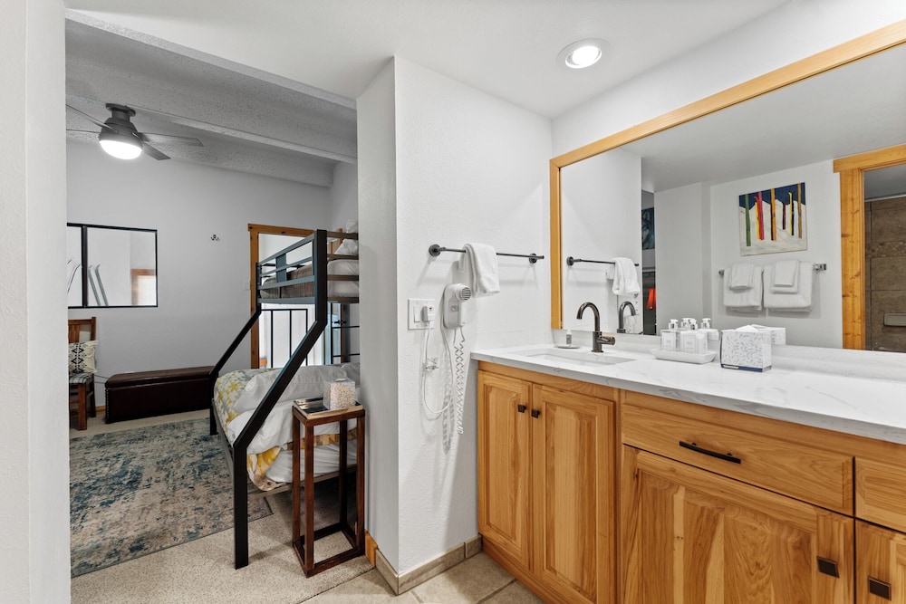 Summit House East #313