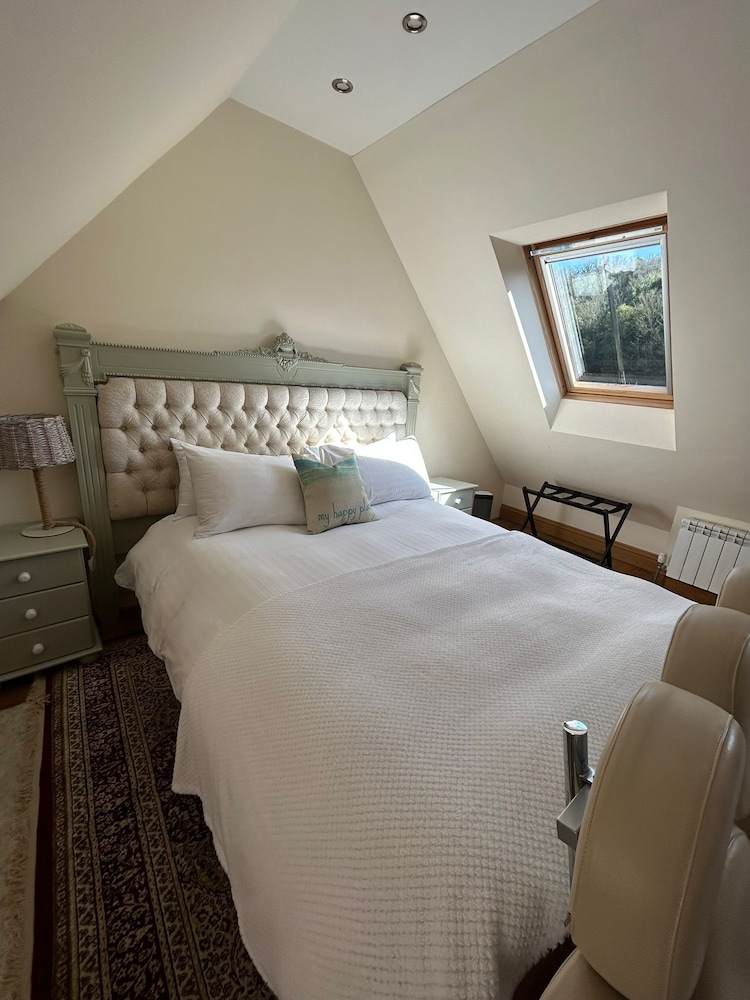 Charming En-suite Bedroom With Patio in St Aubin view 4