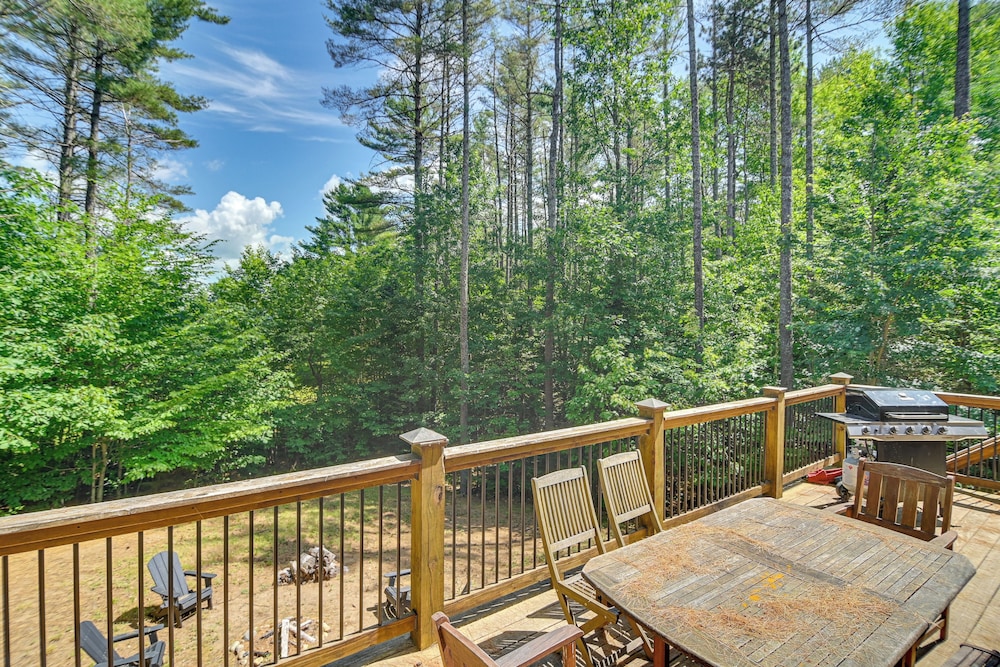 7 Mi to White Mountain NF - Woodsy Bethel Cabin!