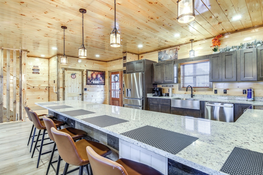 Hot Tub & Spectacular Views: Sevierville Cabin