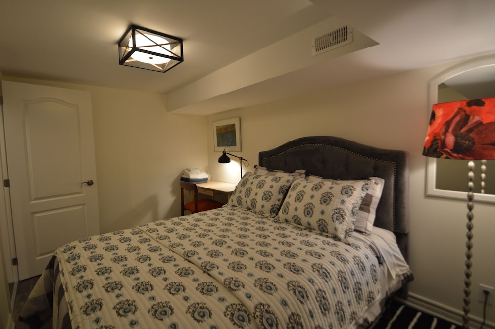 Beautiful 4BR Downtown House, Sleeps 10