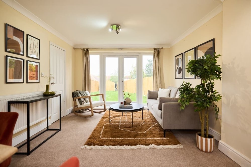The Enfield Place - Elegant 4bdr House With Garden