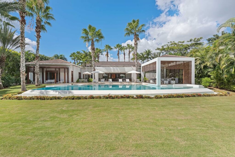 Beautifully-designed Contemporary Villa