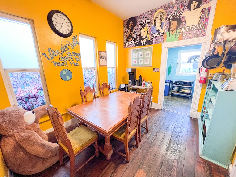 International Travelers House Hostel \- Downtown San Diego Little Italy.