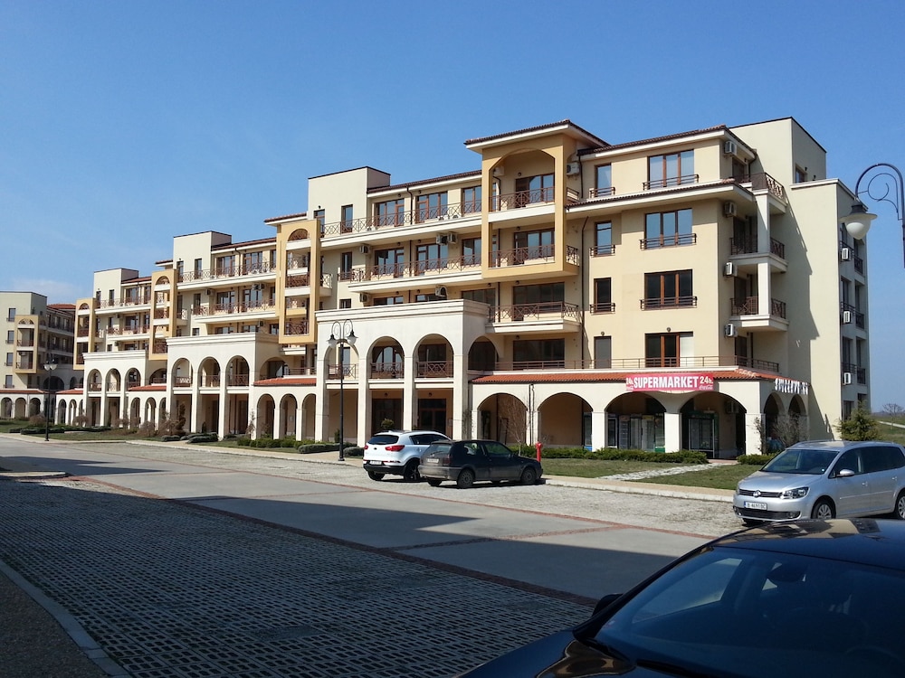 Lighthouse Luxe Estate Apart & Villas
