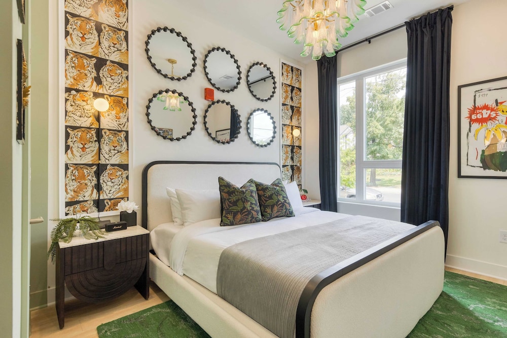 Sleeps 16 2 Homes Next Door + Walk to Dining & Music Lischey Loft & The Bloom House by Avantstay