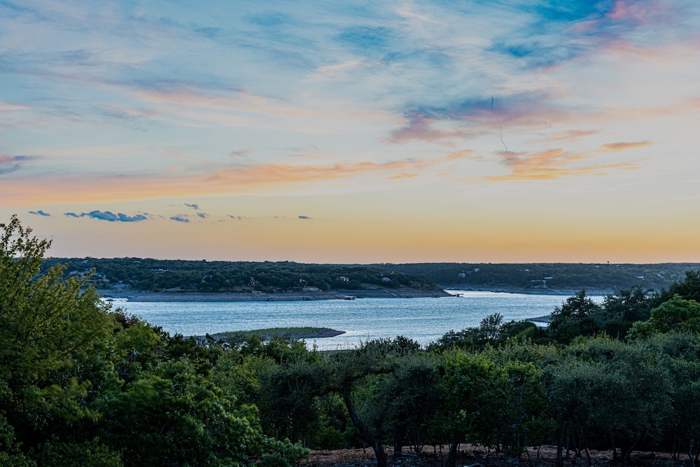 Lavish Lake Getaway - Image 5