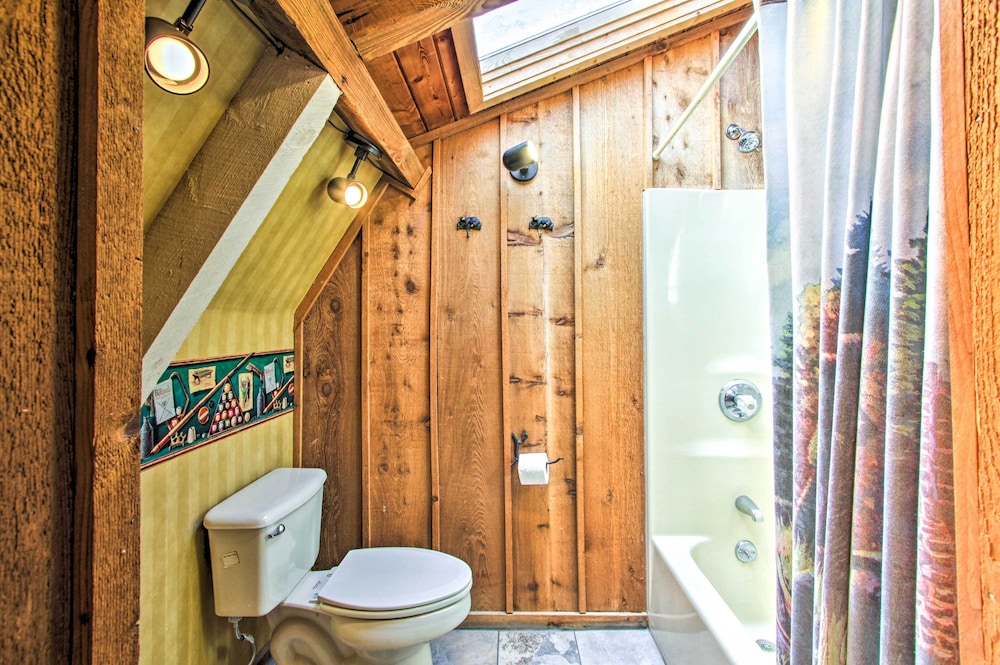 2 Mi to Ober Mtn: Hot Tub & Deck at Cozy Cabin!