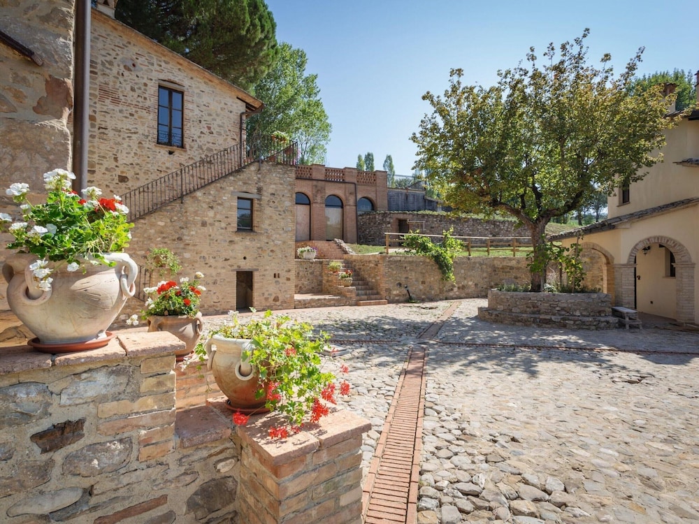 Agriturismo Borgo Pulciano in Montone