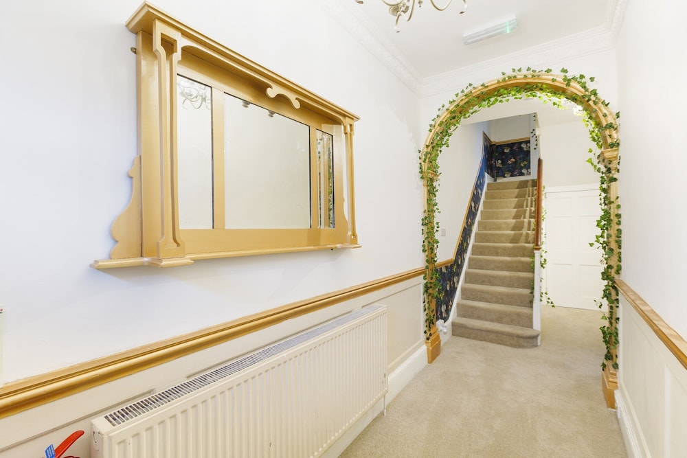 The Wonderland Townhouse - Amazing Alice in Wonderland 8BDR Home