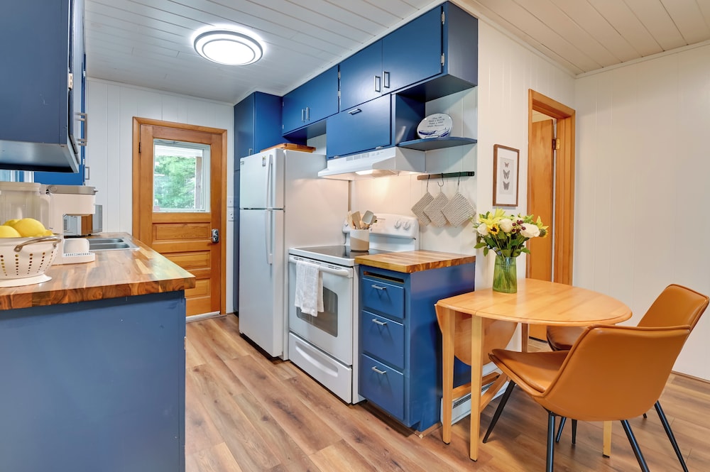 Waterfront Deck! Chic Lower Scott Lake Cottage