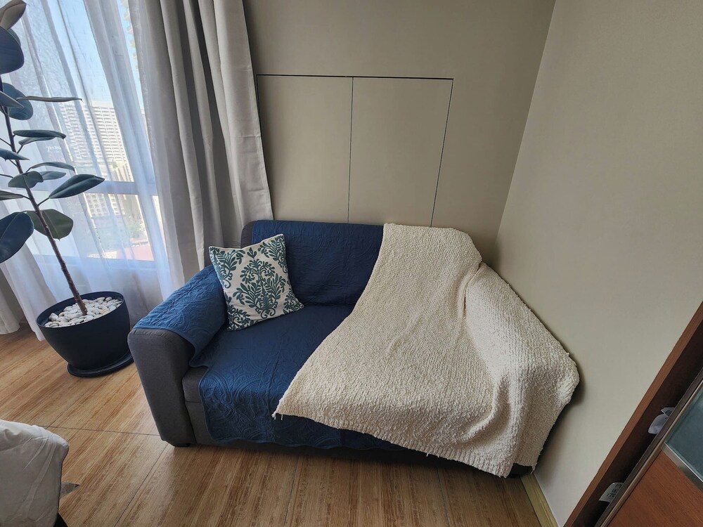 Cozy 1BR Condo in Mandaluyong City With City Skyline View