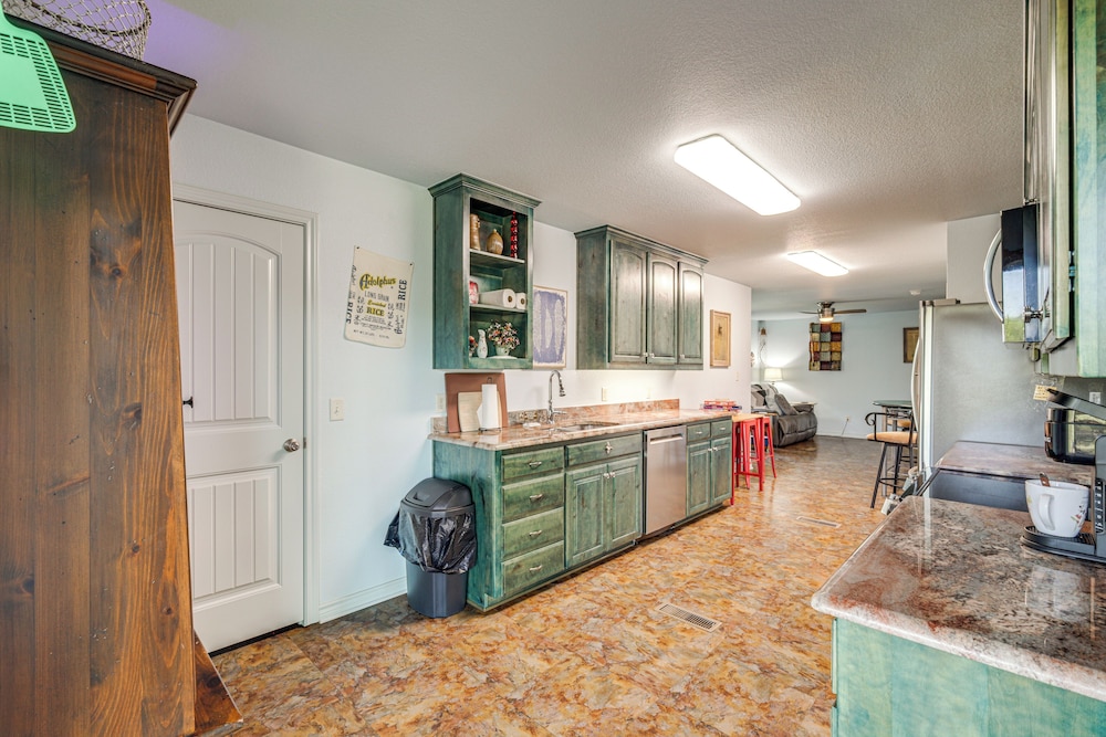 6 Mi to Granbury City Beach Park: Apt w/ Veranda!