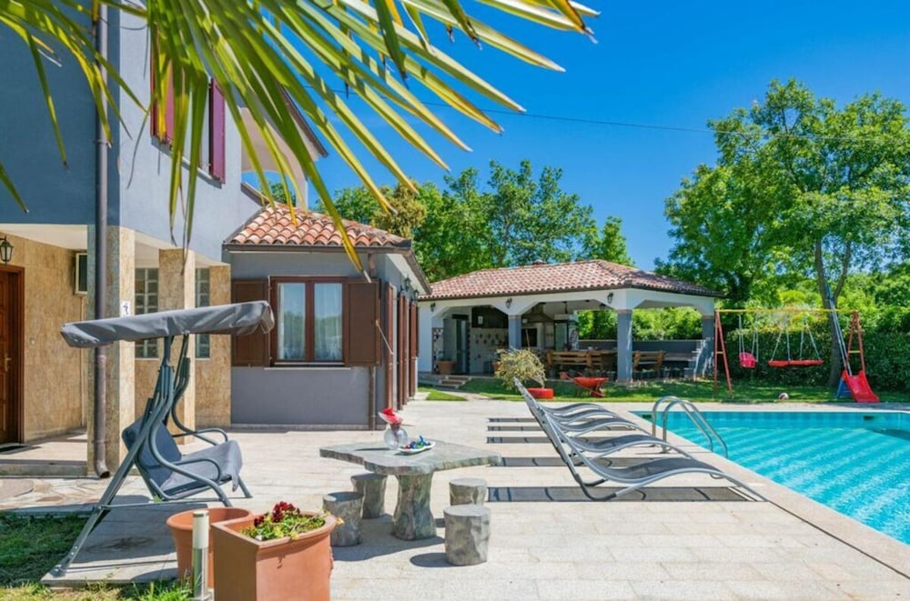 Adalene Comfortable Holiday Residence view 5