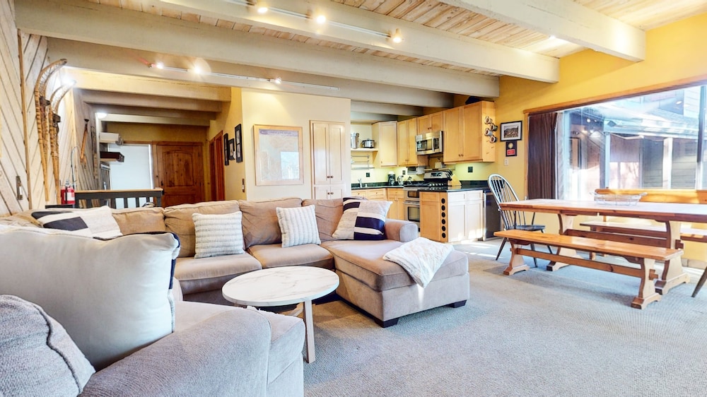 Val D'isere #8 3 Bedroom Condo by RedAwning view 4