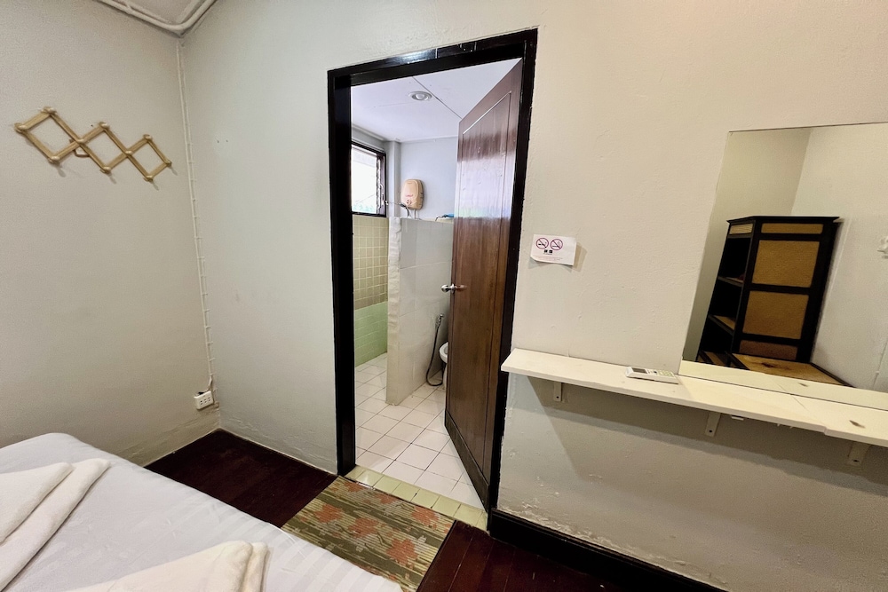 Orchid Hostel Near Bumrungrad Hospital and Nana Market