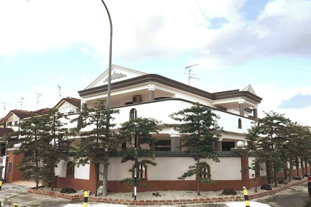 Cozy Johor Bahru Home With Family Room and Unblock Balcony View