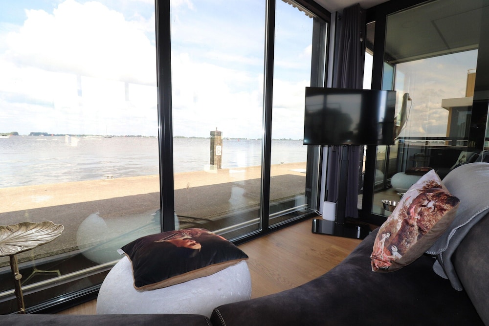 Houseboat With Sauna and Fantastic View