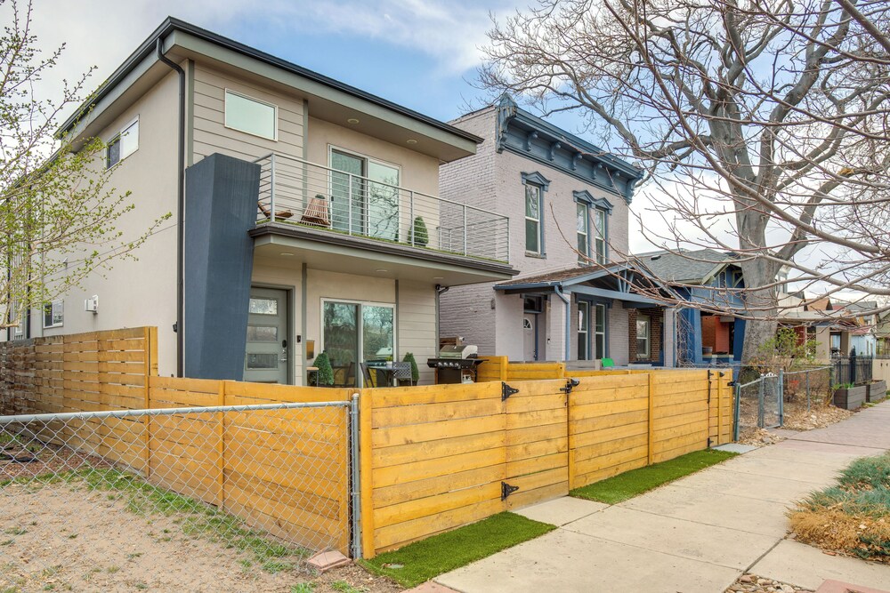 1 Mi to Dtwn Denver: Sleek Duplex w/ Rooftop Deck!