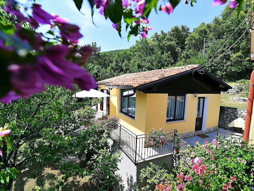 Charming Holiday Home With Terrace and Garden - One Bedroom Holiday Home