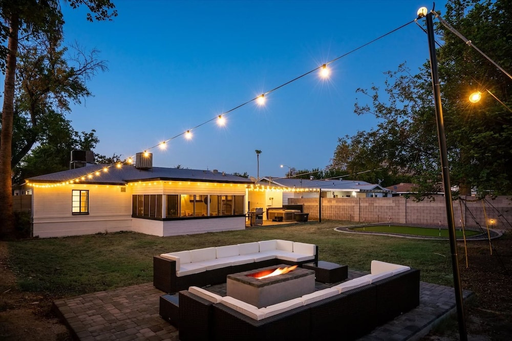 Mid-century Modern Oasis w Calm Backyard Escape