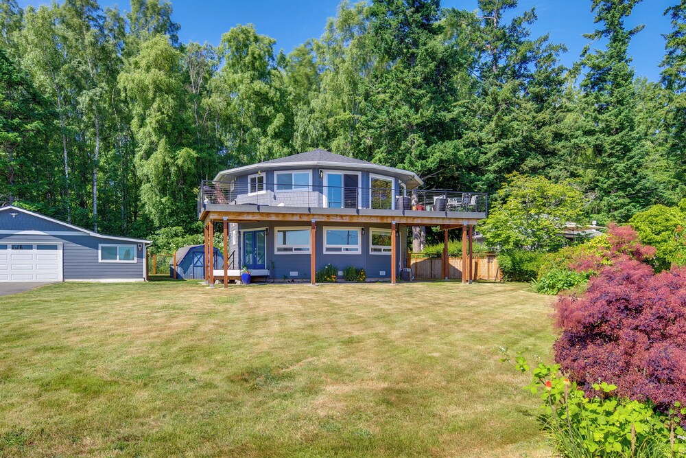 Spacious Deck w/ Ocean View: Puget Sound Gem!