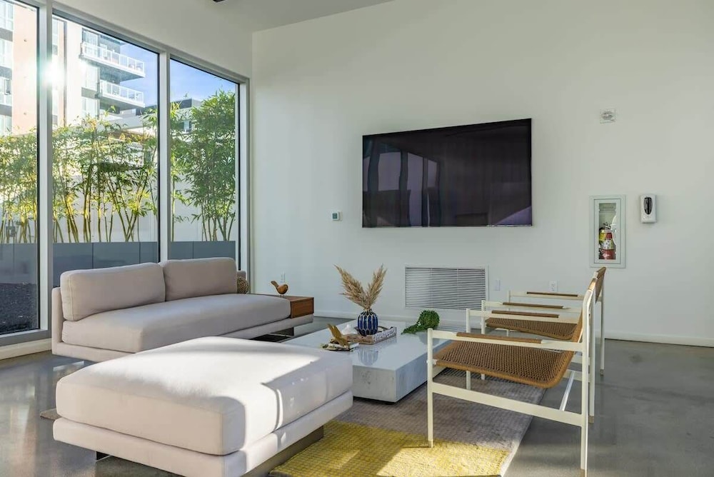 @ Marbella Lane - Sleek Corner Ocean View