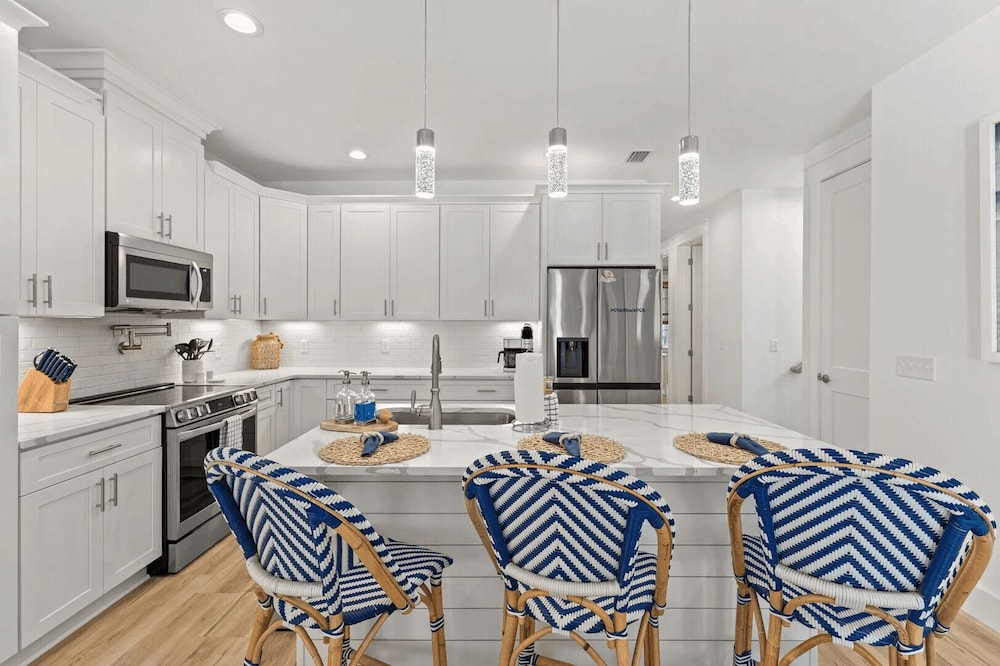Chic Shack by Avantstay Private Pool, Walk to Beach, Sleeps 13!