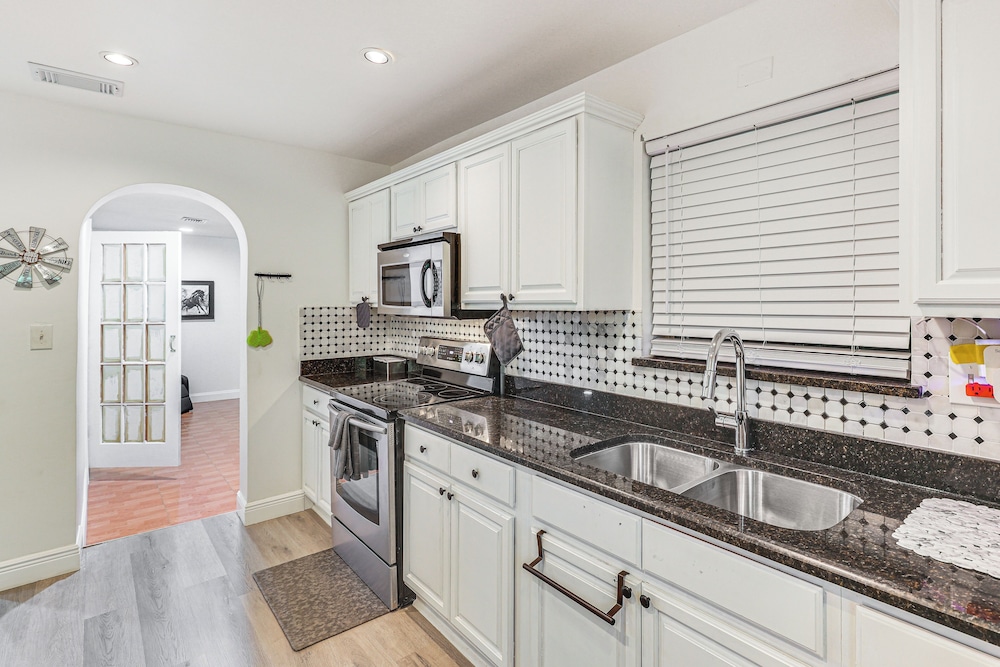 3 Mi to Hard Rock Stadium: Cozy Home w/ Patio