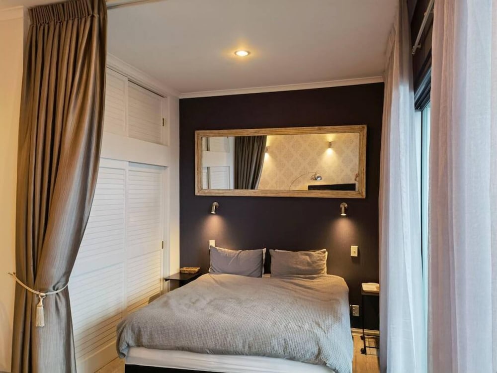 Viaduct Apartment With a Balcony - Image 2