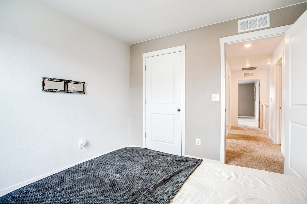 Perfect for Families! Quiet Aurora Home