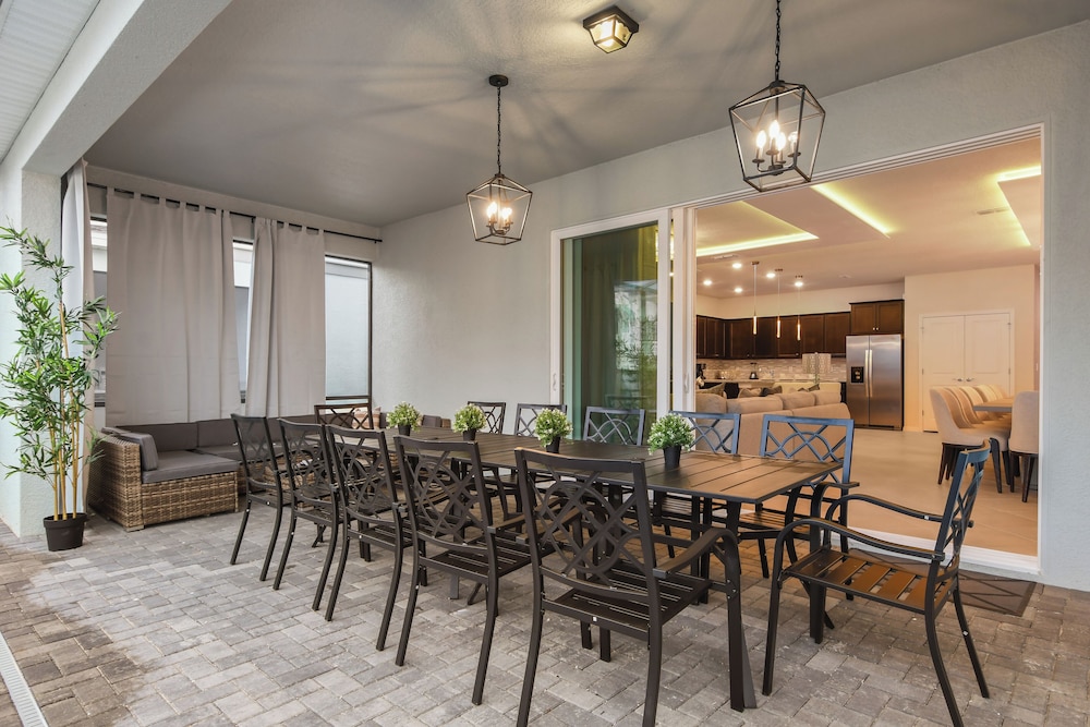 Ultimate Family Fun Retreat 10-bedroom Luxury Home