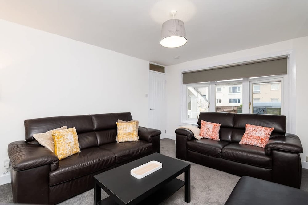 3 Bed House-free Parking-6beds